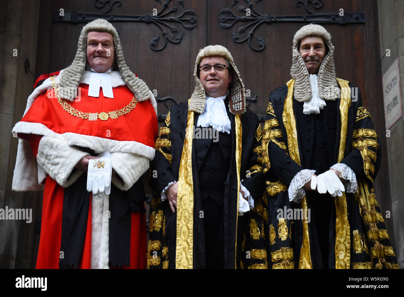 Robert Buckland QC (Mitte) posiert für ein Foto mit dem Lord Chief Justice, Herr Burnett von Maldon (links) und Master der Rollen Sir Terence Etherton (rechts), als er kommt an der Royal Courts of Justice in London für seine Vereidigung Zeremonie als Herrn Bundeskanzler. Stockfoto
