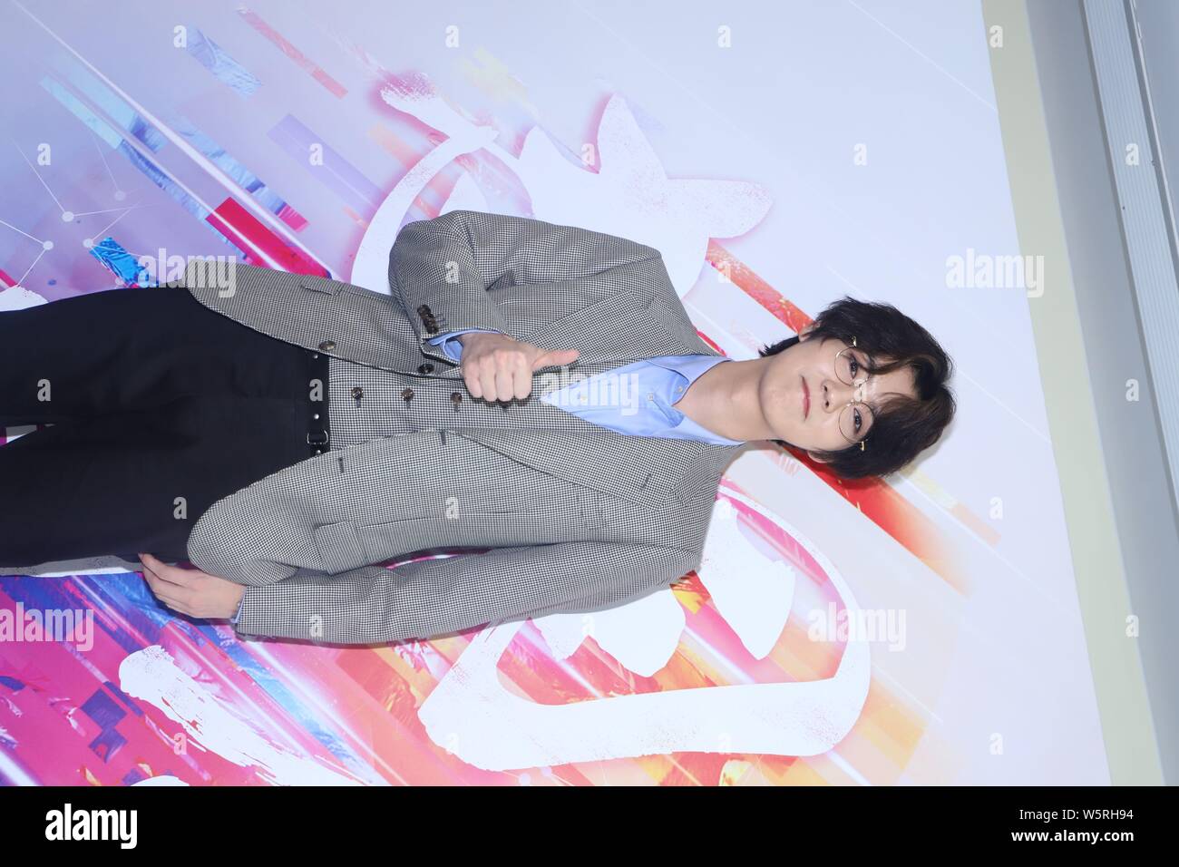 Chinesische Sänger und Schauspieler Lu Han eine Pressekonferenz für die neue TV-Serie "Cross Fire" von Shanghai Youhug Media Co. Ltd. in Shanghai, China produziert werden beachtet Stockfoto