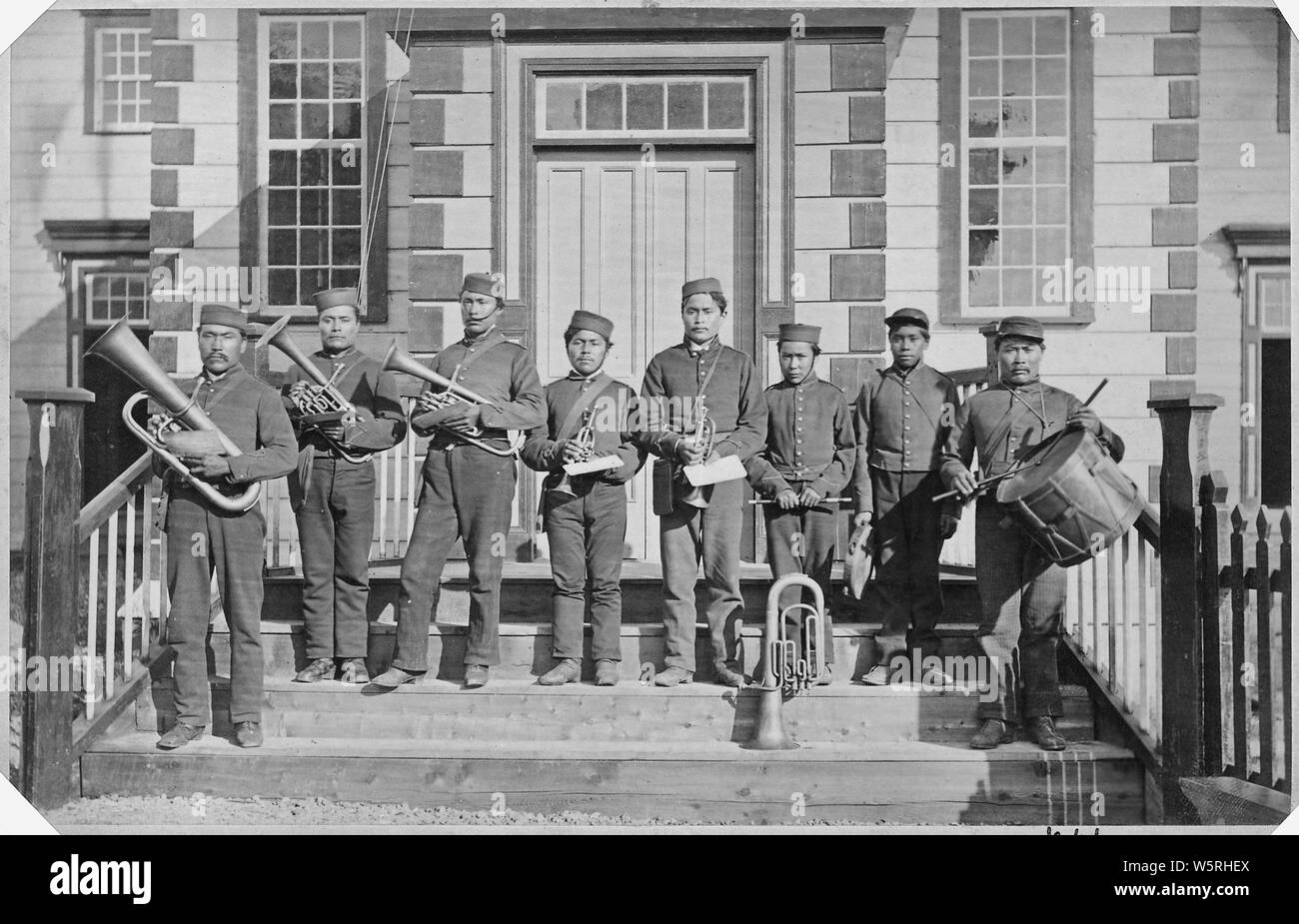 Metlakahtla Brass Band.; Umfang und Inhalt: auf Unterlage: Zu diesem Bild wurde ein dünnes Stück Papier, auf dem etwa verfolgt worden ist, die Umrisse der verschiedenen Figuren, und Jeder eine Nummer.... auf einem anderen Zettel.... Die folgenden in Frau Wellcome Handschrift: 1. Edward Mather 2. Archie Ridley 3. Henry Haldane 4. Roderick Murchison, 5. Mark Hamilton 6-7. - Unidentifizierter 8. Joshua Milton 9. Nicht identifizierte. Stockfoto