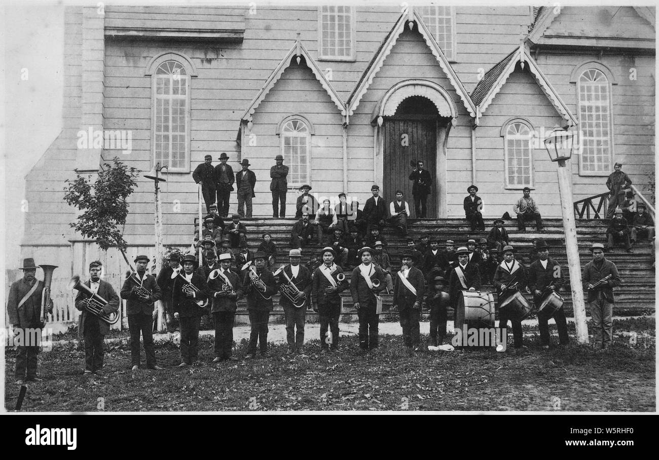 Metlakahtla Brass Band. Metlakahtla Kirche, Britisch-Kolumbien.; Umfang und Inhalt: auf Unterlage: Angeschlossen an dieses Foto ist ein dünnes Stück Papier, auf dem die Umrisse der verschiedenen Figuren etwa verfolgt worden sind, und jedes aus einer Zahl. Auch im Anhang ist ein Stück Papier mit der folgenden Notation in Herrn Wellcome Handschrift. Es wird ein Kreis um den Namen von Edmund Verney gezeichnet, und die unterstrichenen Teile angeben, werden Sie in roter Stift. 1. Edward Campbell 2. Archie Ridley 3. Harry Lang 4. Alfred Ridley/Edmund Verney Ex-Mayor 8. Mark Hamilton 9. Benjamin Dundas 10. Roderick Dun Stockfoto
