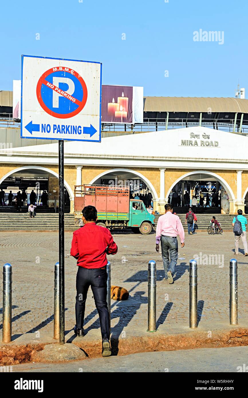 Mira Straße Bahnhof Eingang Mumbai Maharashtra Indien Asien Stockfoto