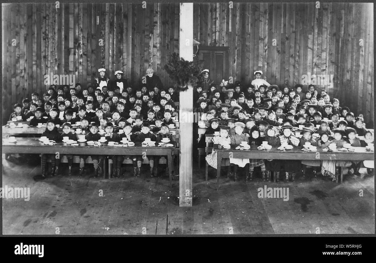 Metlakahtla Children's Tea Party.; Umfang und Inhalt: William Duncan, dritter von links auf der Rückseite des Raumes. Stockfoto