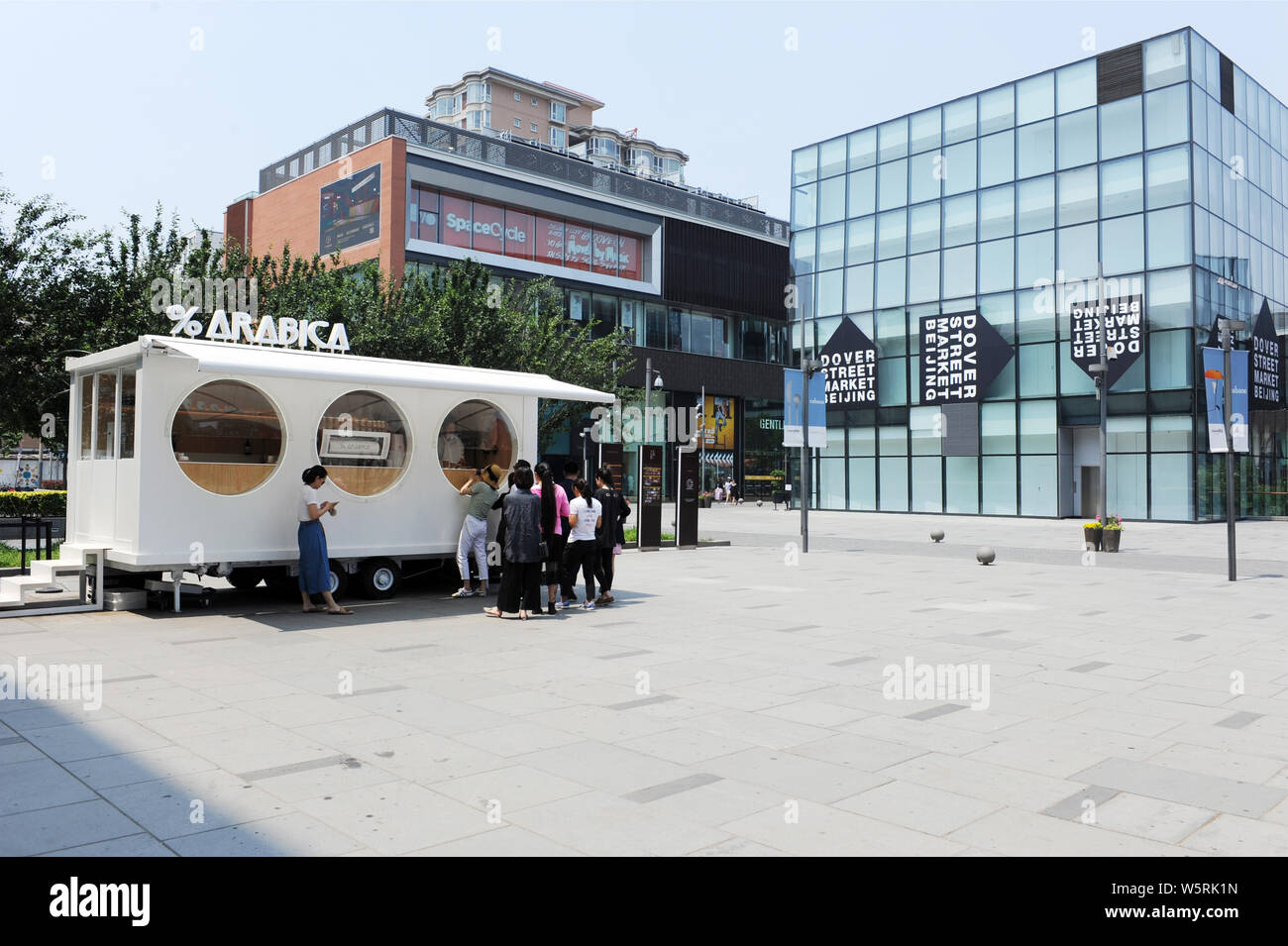 Kunden Shop in einem Pop-up-store der japanischen Marke Java% Arabica in Taikoo Li Nord, Peking, China, 11. Juni 2019. Kaffee Süchtige waren ein verteidigungsmittel ausgezeichnet Stockfoto