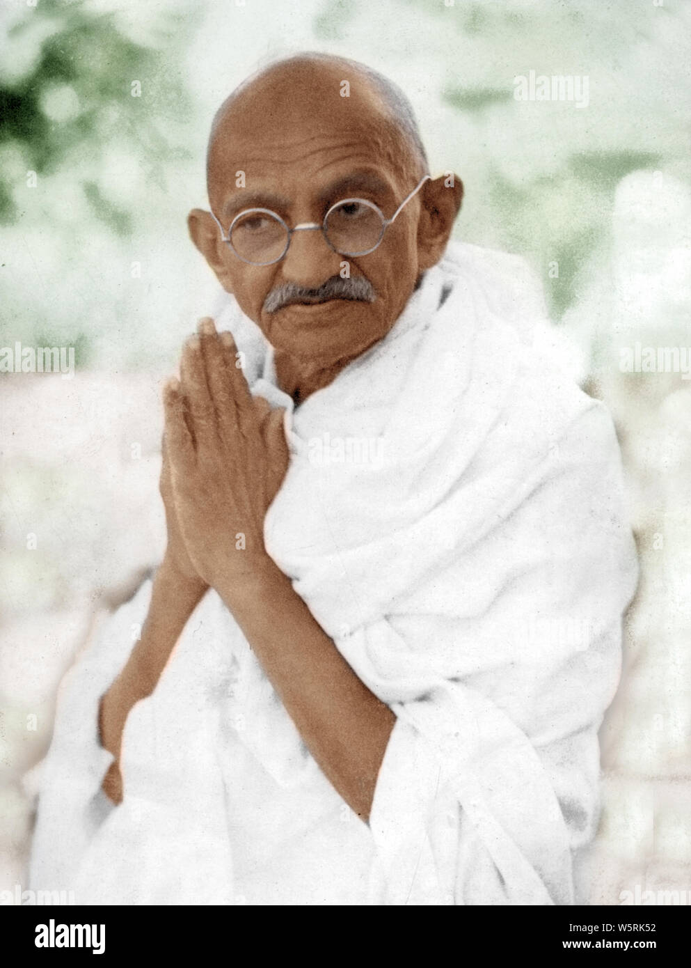 Mahatma Gandhi mit gefalteten Händen Grüße Namaste; Delhi; Indien; Asien; 18-März-1939; Altes Vintage 1900er Bild Stockfoto