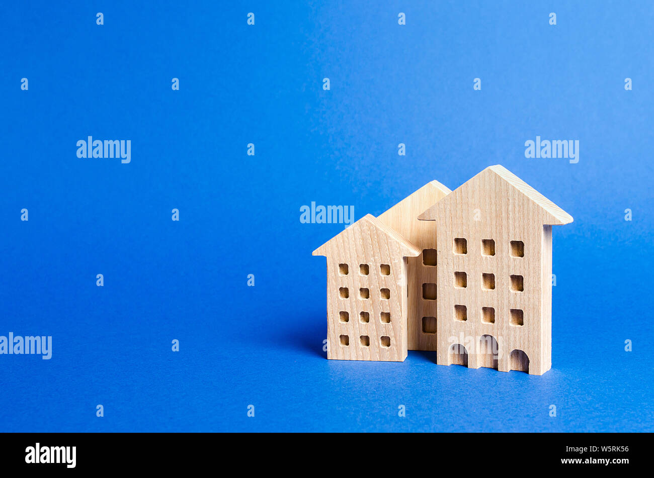 Drei Wohngebäude-Figur. Das Konzept der Kauf und Verkauf von Immobilien, Vermietung. Suchen Sie nach einem Apartment Haus. Bezahlbare Wohnungen, Kredit Stockfoto