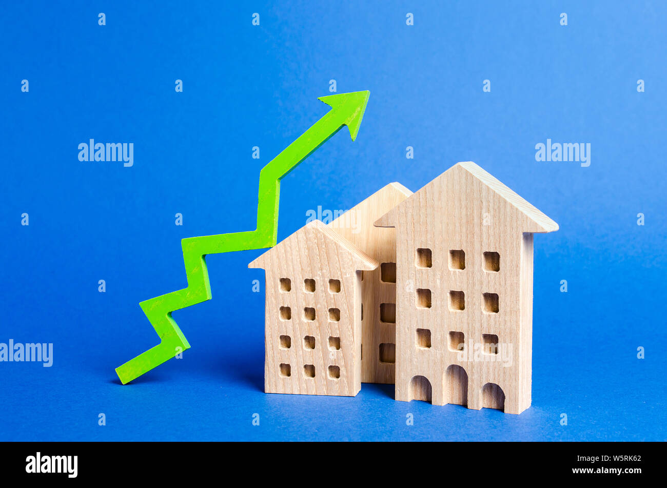 Zahlen von Wohngebäuden und grünen Pfeil nach oben. Steigende Wert und Preis. Apartments zum Verkauf. Wachstum der Nachfrage und Liquidität für Immobilien, erhöh Stockfoto