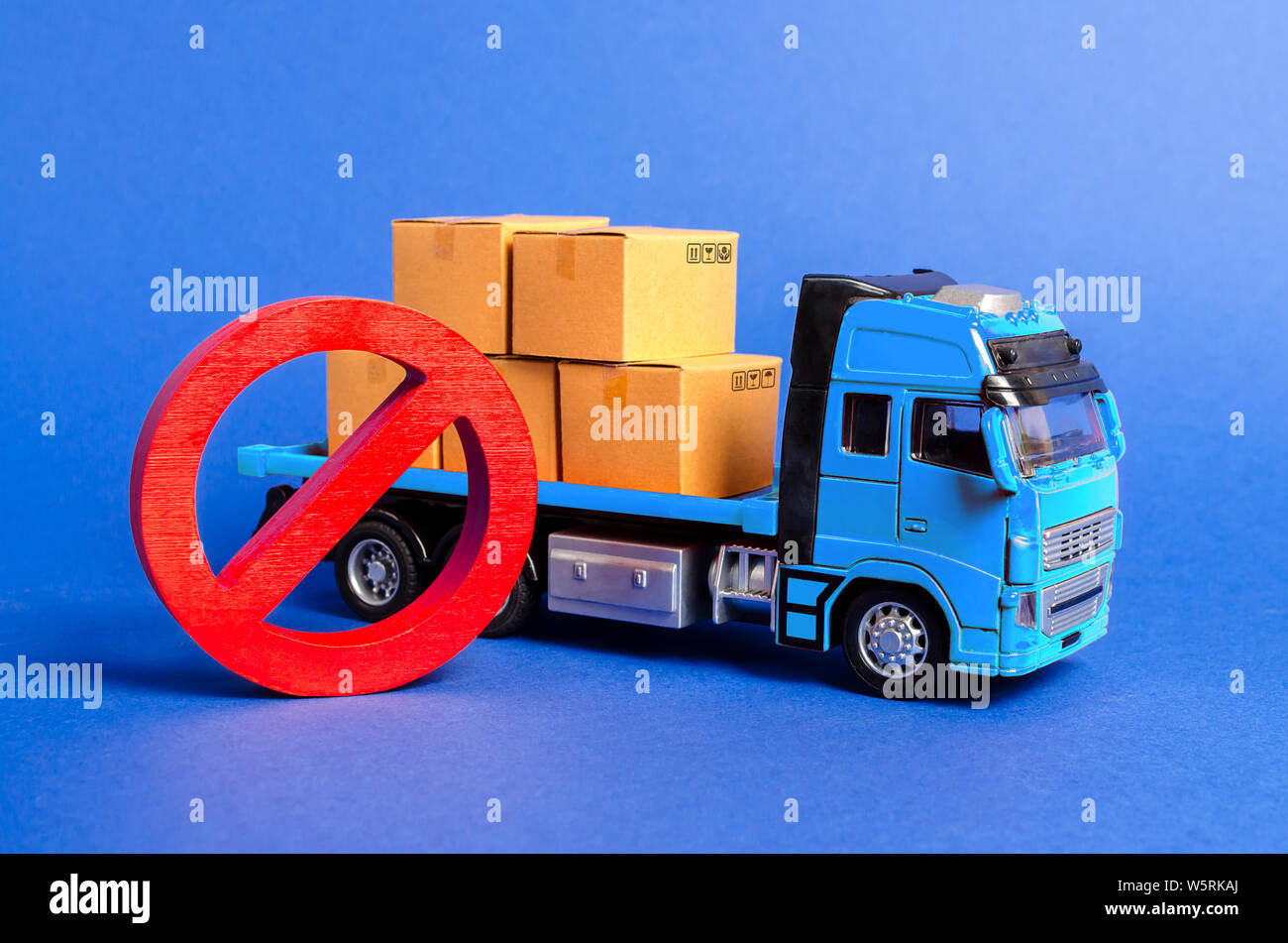 Ein blauer Lkw mit Boxen und ein rotes Symbol Nr. Embargo Handelskriege geladen. Beschränkung bei der Einfuhr, der Ausfuhr von Dual-use-Gütern in Länder unter Verbot Stockfoto