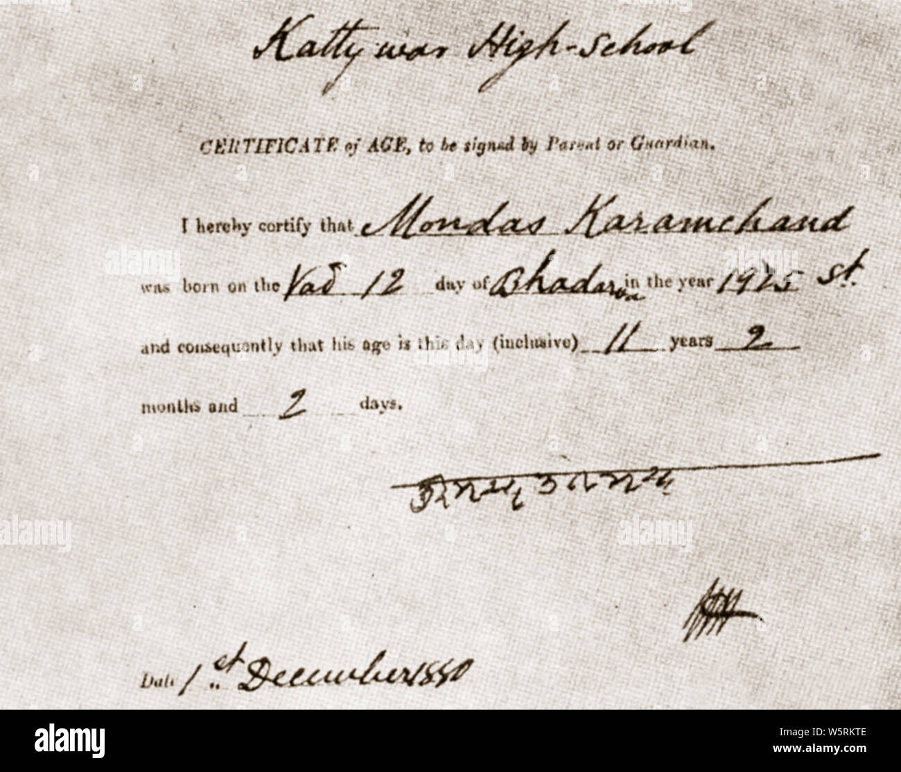 Alter Zertifikat von Mohandas Karamchand Gandhi durch Vater Gujarat Indien 1880 unterzeichnet Stockfoto