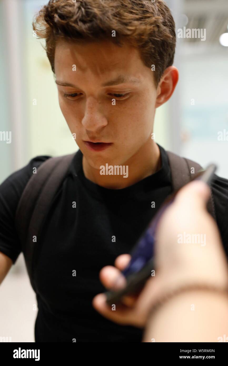 Englische Schauspieler und Tänzer Tom Holland Autogramme für die Fans, als er an der Beijing Capital International Flughafen nach der Landung in Peking eintreffen, Ch Stockfoto