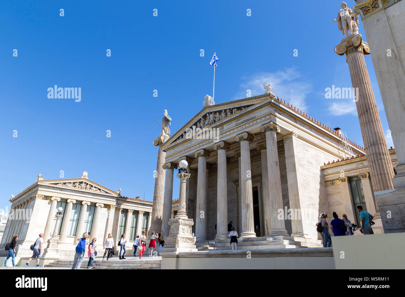 Athen, Griechenland - 1. Mai 2019: Menschen um das Gebäude der Akademie von Athen in Athen, Griechenland. Stockfoto
