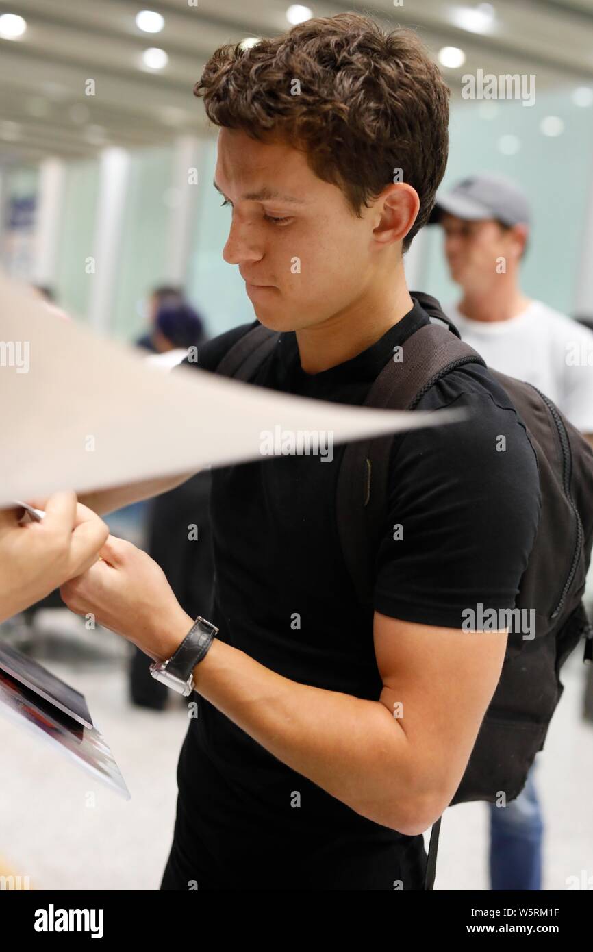 Englische Schauspieler und Tänzer Tom Holland Autogramme für die Fans, als er an der Beijing Capital International Flughafen nach der Landung in Peking eintreffen, Ch Stockfoto