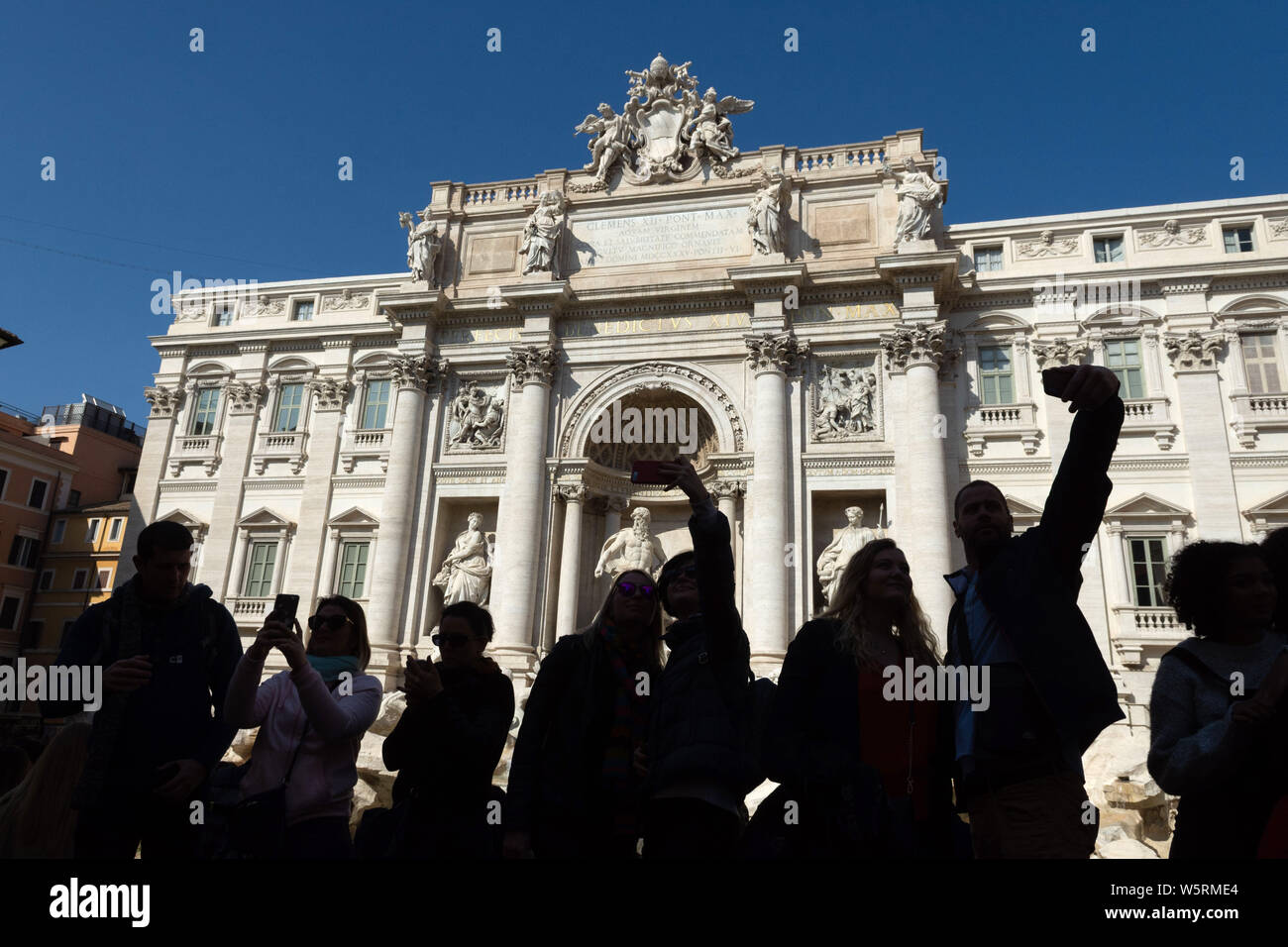 Italien, Rom: der Trevi-brunnen, zurückgehend auf dem XVIII Jahrhundert und registriert als UNESCO-Weltkulturerbe. Silhouetten von Touristen, die pic Stockfoto
