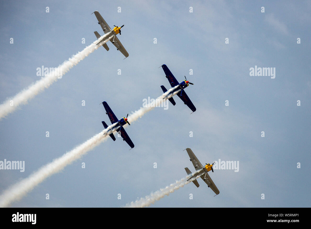 Flugzeuge vorhanden eine Akrobatikshow auf der Eröffnungsfeier der 11. Air Sport Kultur und Tourismus Festival in Anyang City, Central China Henan Stockfoto