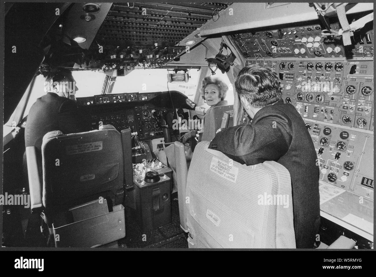Frau Nixon besucht das Cockpit des ersten kommerziellen Boeing 747 Jet in Verbindung mit der Taufe für das Flugzeug am internationalen Flughafen Dulles.; Umfang und Inhalt: Abgebildet sind L-R-Verkehrsminister John Volpe, Frau Nixon, Najeeb Halaby (Vorsitzender des Vorstands, Pan Am Corporation). Stockfoto