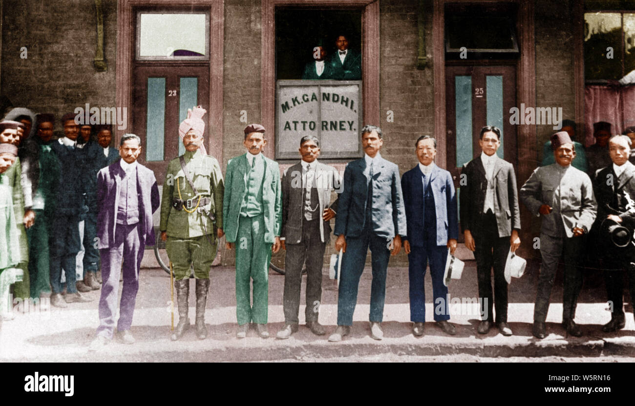 M K Gandhi Mohandas Gandhi mit Kollegen vor seiner Anwaltskanzlei Südafrika 1908 altes Bild aus dem Jahr 1900s Stockfoto