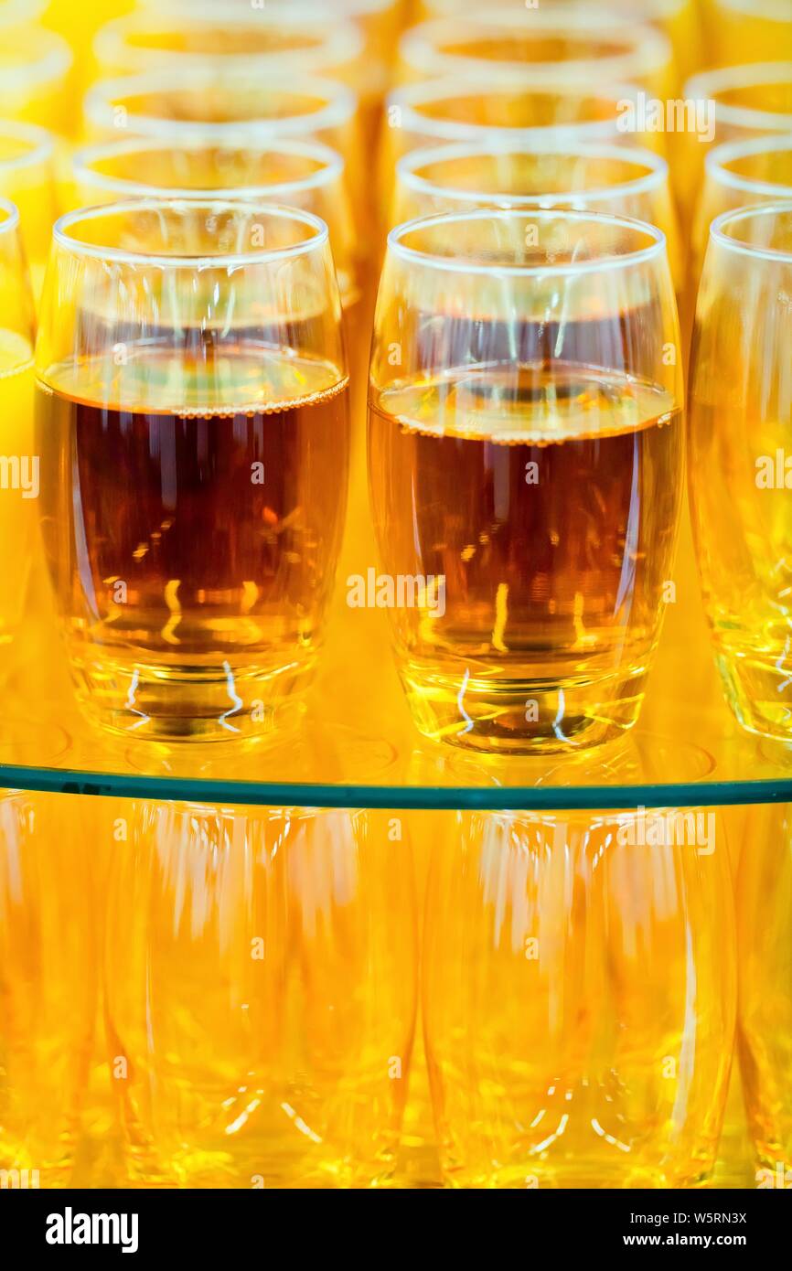 Glas Becher mit Apfelsaft, erfrischende alkoholfreie Getränke Stockfoto