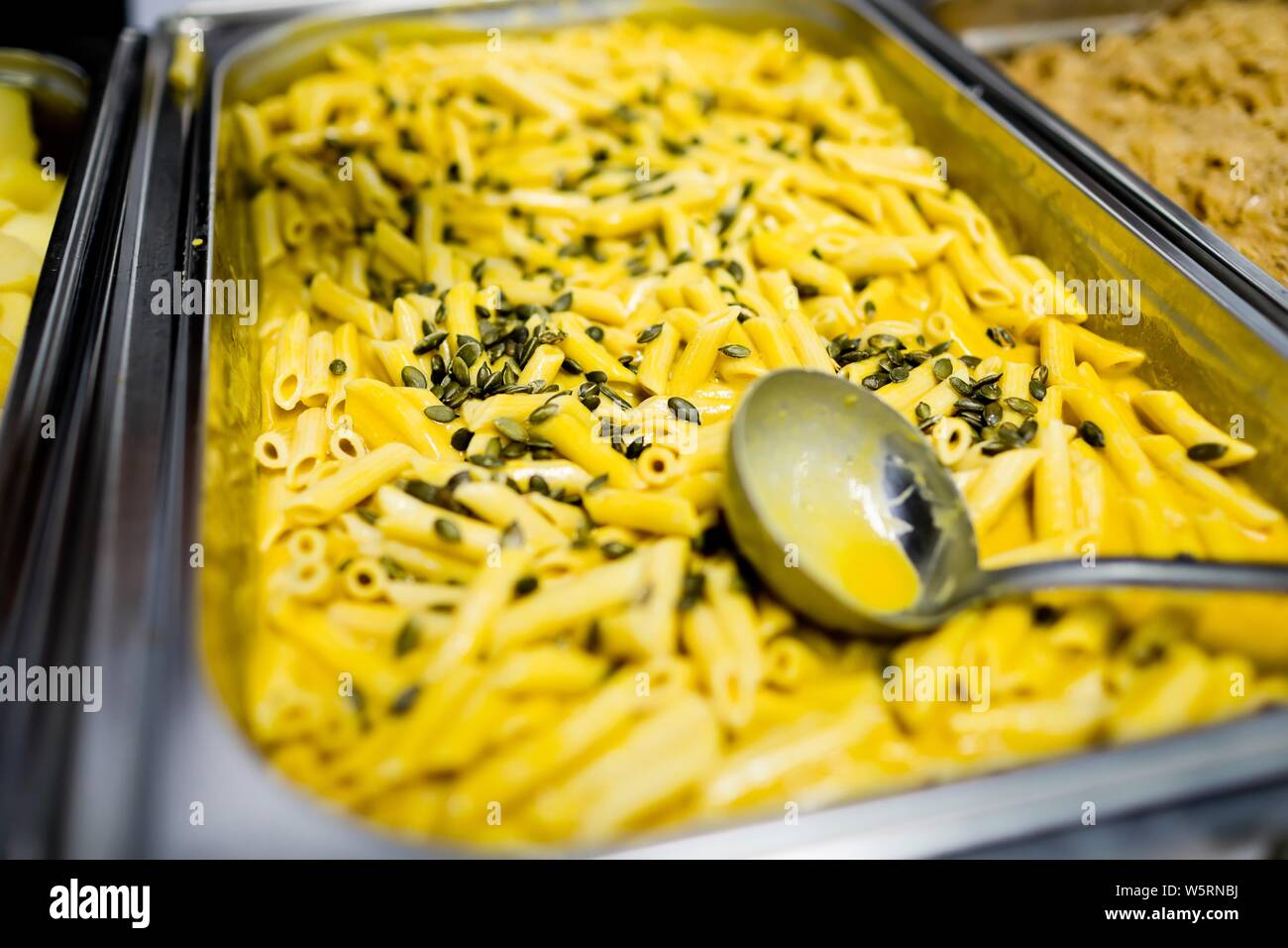 Pasta mit Kürbiskerne in professionellen warme Verpflegung. Stockfoto