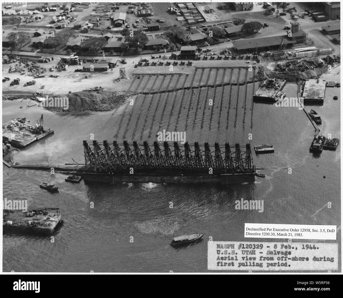 NASPH #120329 - 8 Feb 1944. USS Utah - retten; Luftbild von Offshore während der ersten ziehen; Umfang und Inhalt: Dies ist eine Sammlung von Fotos von der Bergung in Pearl Harbor Naval Shipyard von der Werft in der Zeit nach dem japanischen Angriff auf Pearl Harbor die US-Beteiligung im zweiten Weltkrieg. Die Fotos werden in einer Reihe von Dateien in mehreren Werft Datensätze Serie gefunden. Stockfoto