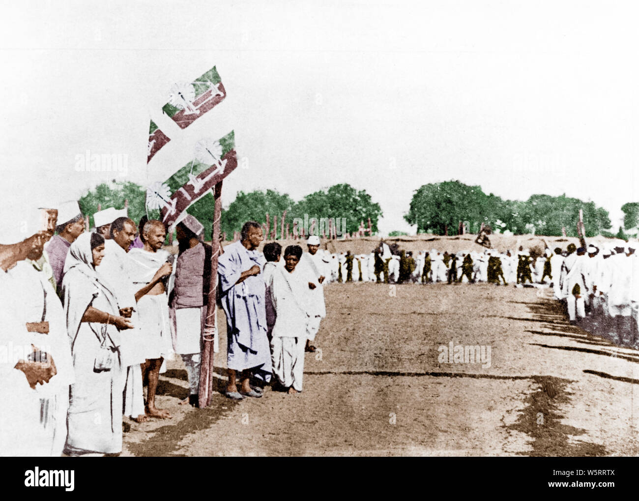 Mahatma Gandhi mit Sardar Vallabhbhai Patel und Sarojini Naidu Gujarat Indien Asien Dezember 1921 Stockfoto