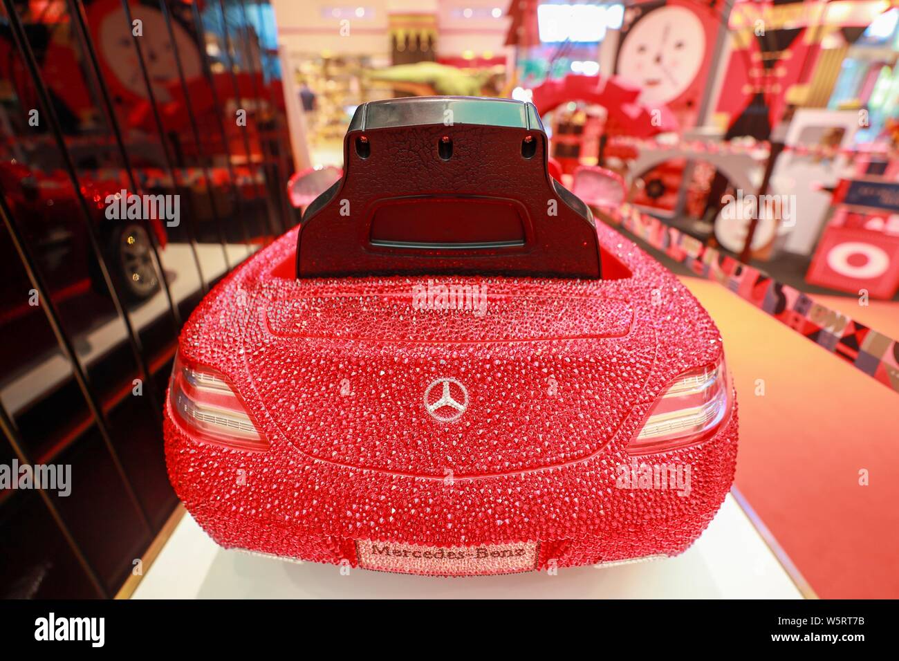 ---- Ein Kind, fahrbereite Mercedes-Benz besetzt mit Swarovski Kristallen ist das Flaggschiff der FAO Schwarz Store in Peking, China, 31 angezeigt Stockfoto