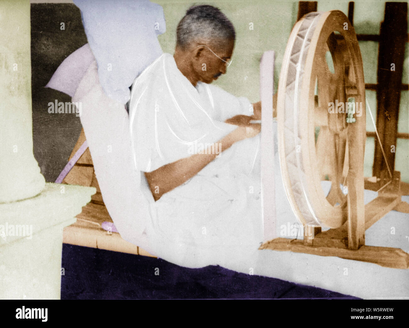 Mahatma Gandhi arbeitete am Drehrad während des schnellen Delhi für die hinduistische muslimische Einheit India Asia September 1924 Stockfoto