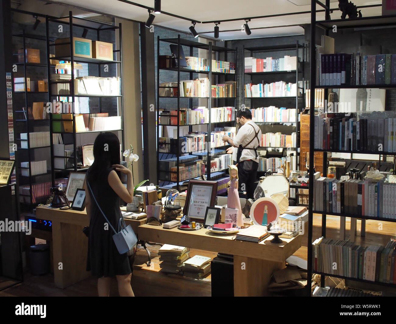 Buchen Sie Regale sind dargestellt in der Buchhandlung geöffnet an der Kathedrale des Heiligen Erlösers in Xicheng District, Beijing, China, 4. Juni 2019. Eine ne Stockfoto