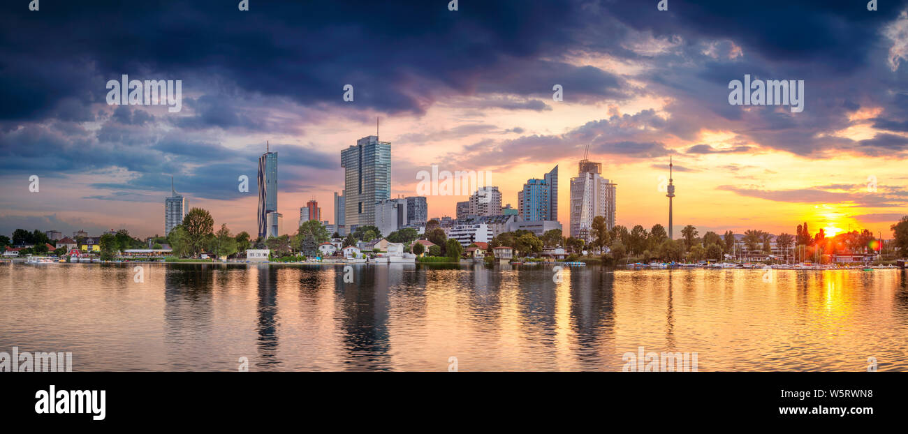 Wien, Österreich. Panoramablick auf das Stadtbild Bild von Wien, Hauptstadt von Österreich während des Sonnenuntergangs. Stockfoto