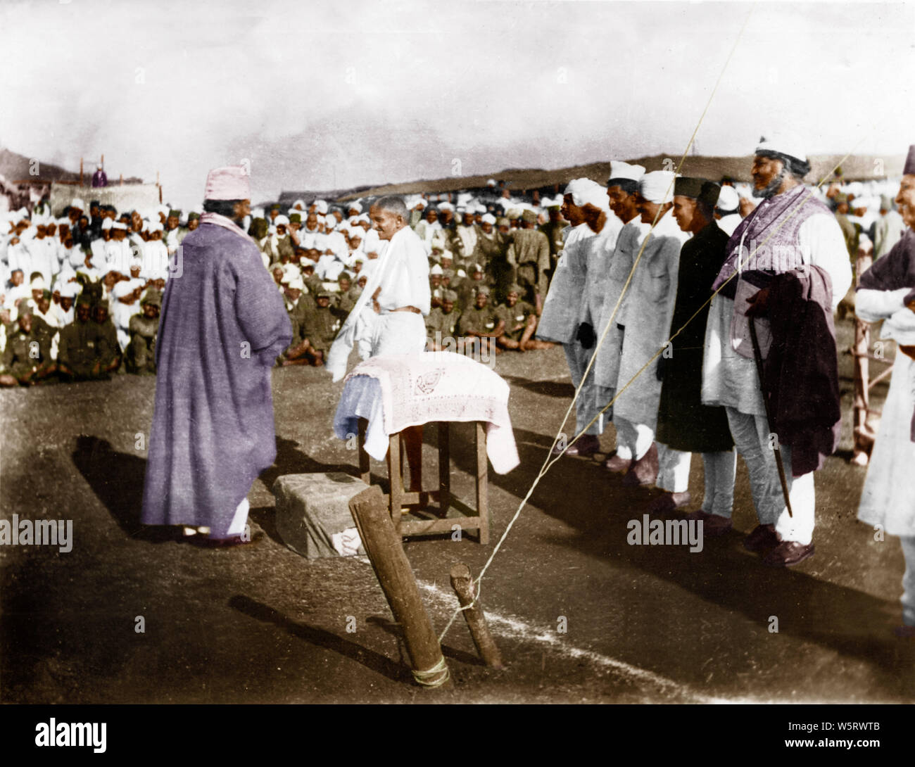 Mohamed Ali Übergabe an Mahatma Gandhi Belgaum Karnataka Indien Asien 23. Dezember 1924 Stockfoto