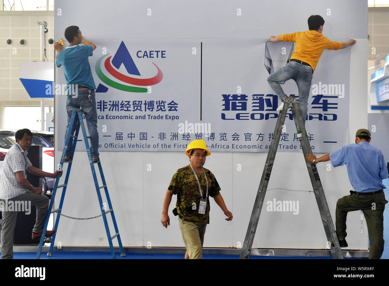 Chinesische Arbeiter vorbereiten Vor dem ersten chinesisch-afrikanische Wirtschaftliche und handelspolitische Expo (CAETE) in Changsha, Provinz Hunan, China vom 26. Juni 2019 Stockfoto