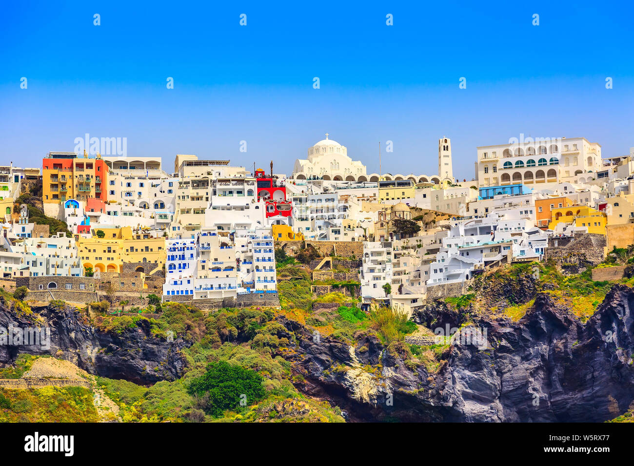 Thira Fira oder Panoramablick in der Santorini Insel mit weißen und blauen Häuser auf hohen vulkanischen Felsen in Griechenland Stockfoto