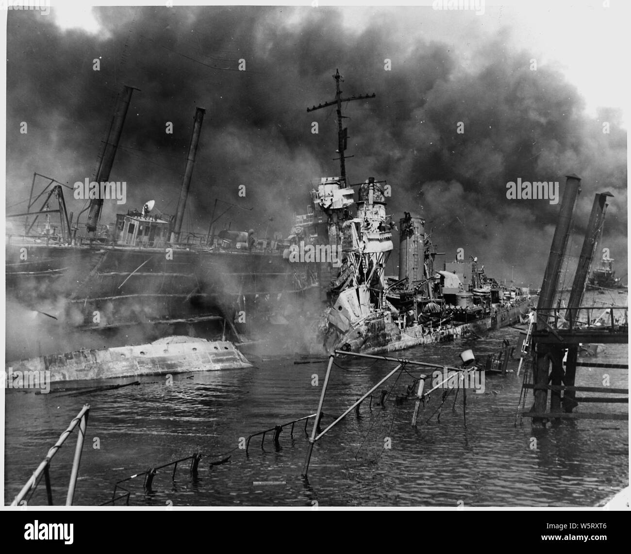 Naval Foto dokumentation der japanische Angriff auf Pearl Harbor, Hawaii, Beteiligung der USA im Zweiten Weltkrieg. Die marine Bildunterschrift: Die verdrehten bleibt der Zerstörer USS SHAW brennen in Floating drydock in Pearl Harbor nach der Sneak japanische Angriff auf Dez. 7, 1941.; Umfang und Inhalt: Dieses Foto wurde ursprünglich von einem See Fotograf sofort nach dem japanischen Angriff auf Pearl Harbor, aber kam in einem vollstreckungsbescheid Antrag auf habeas corpus Fall eingereicht werden (Nummer 298) im US District Court, District von Hawaii im Jahre 1944 versucht. Der Fall, in Re Lloyd C. Duncan im Zusammenhang mit Stockfoto