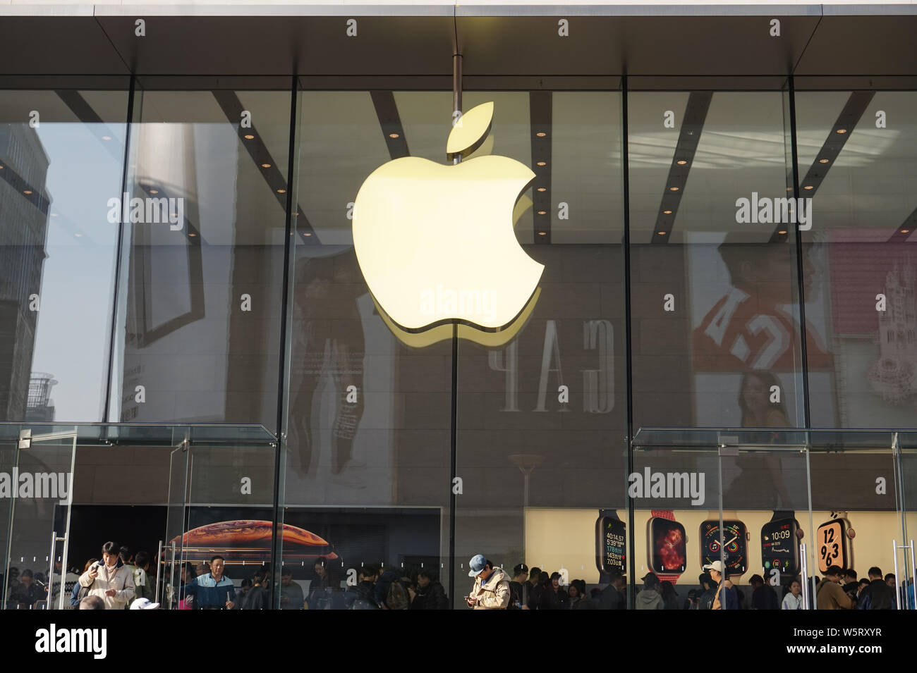 ------ Kunden in einem Apple Store in Shanghai, China, 9. November 2018. Apple plant einige Rechner im chinesischen Festland, die zu erinnern Stockfoto