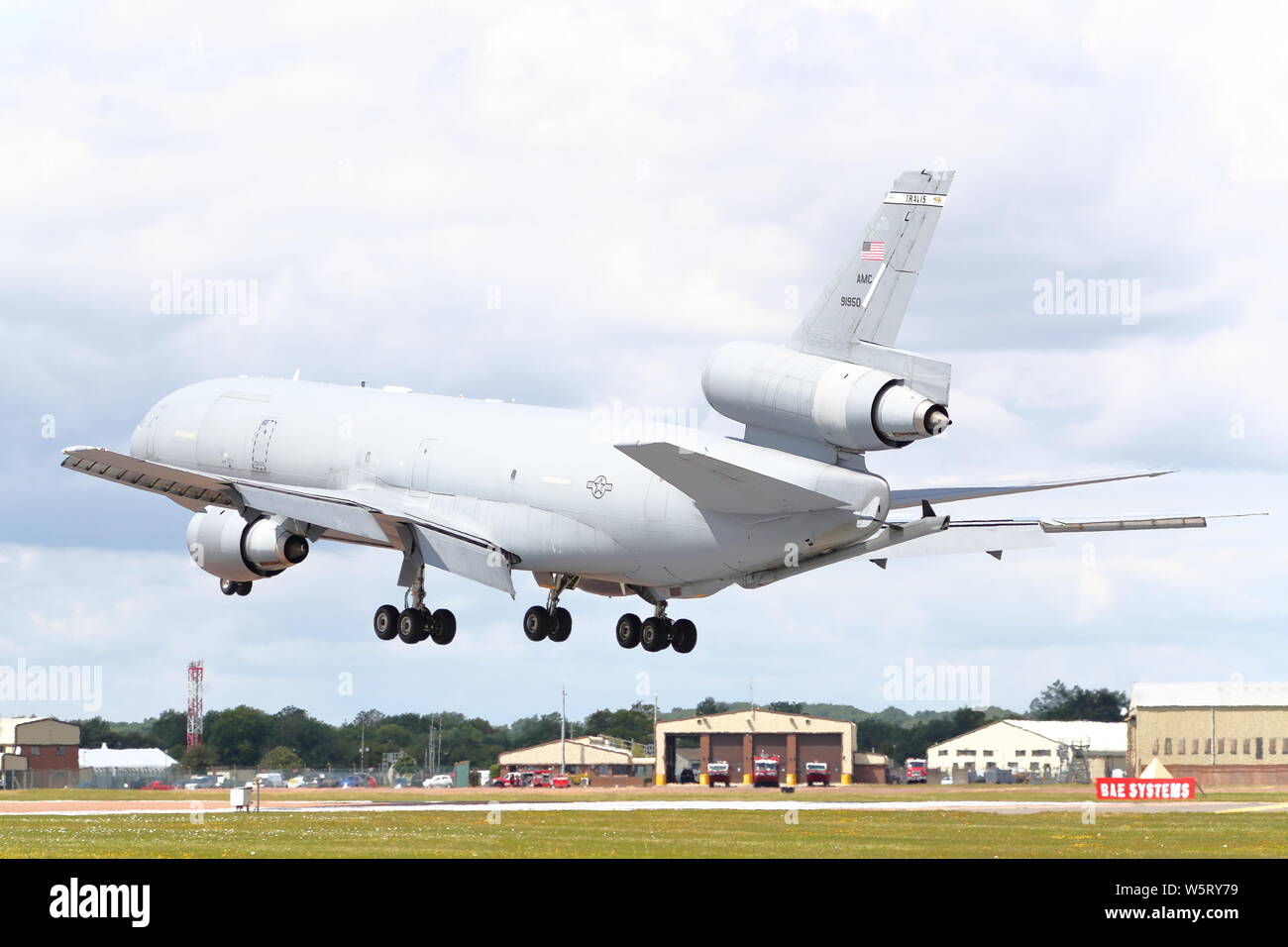 USAF McDonnell Douglas KC-10-Tankflugzeug der RIAT 2019 an RAF Fairford, Gloucestershire, Großbritannien anreisen Stockfoto USAF McDonnell Douglas KC-10-Tankflugzeug der RIAT 2019 an RAF Fairford, Gloucestershire, Großbritannien anreisen Stockfoto