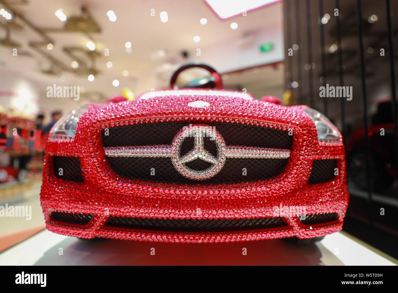 ---- Ein Kind, fahrbereite Mercedes-Benz besetzt mit Swarovski Kristallen ist das Flaggschiff der FAO Schwarz Store in Peking, China, 31 angezeigt Stockfoto