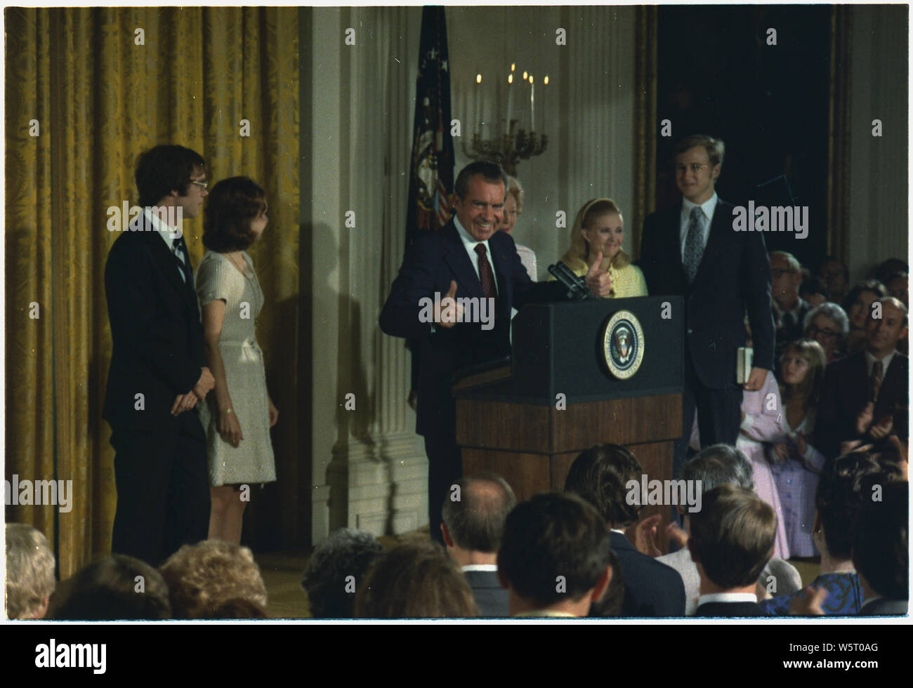 Nixon Adressierung dieses Kabinett und Personal des Weißen Hauses im East Room des Weißen Hauses vor seiner Abreise.; Umfang und Inhalt: Im Bild: David Eisenhower, Julie Eisenhower, Nixon, Pat NIxon, Tricia Cox, Edward F. Cox. Thema: Letzter Tag. Stockfoto
