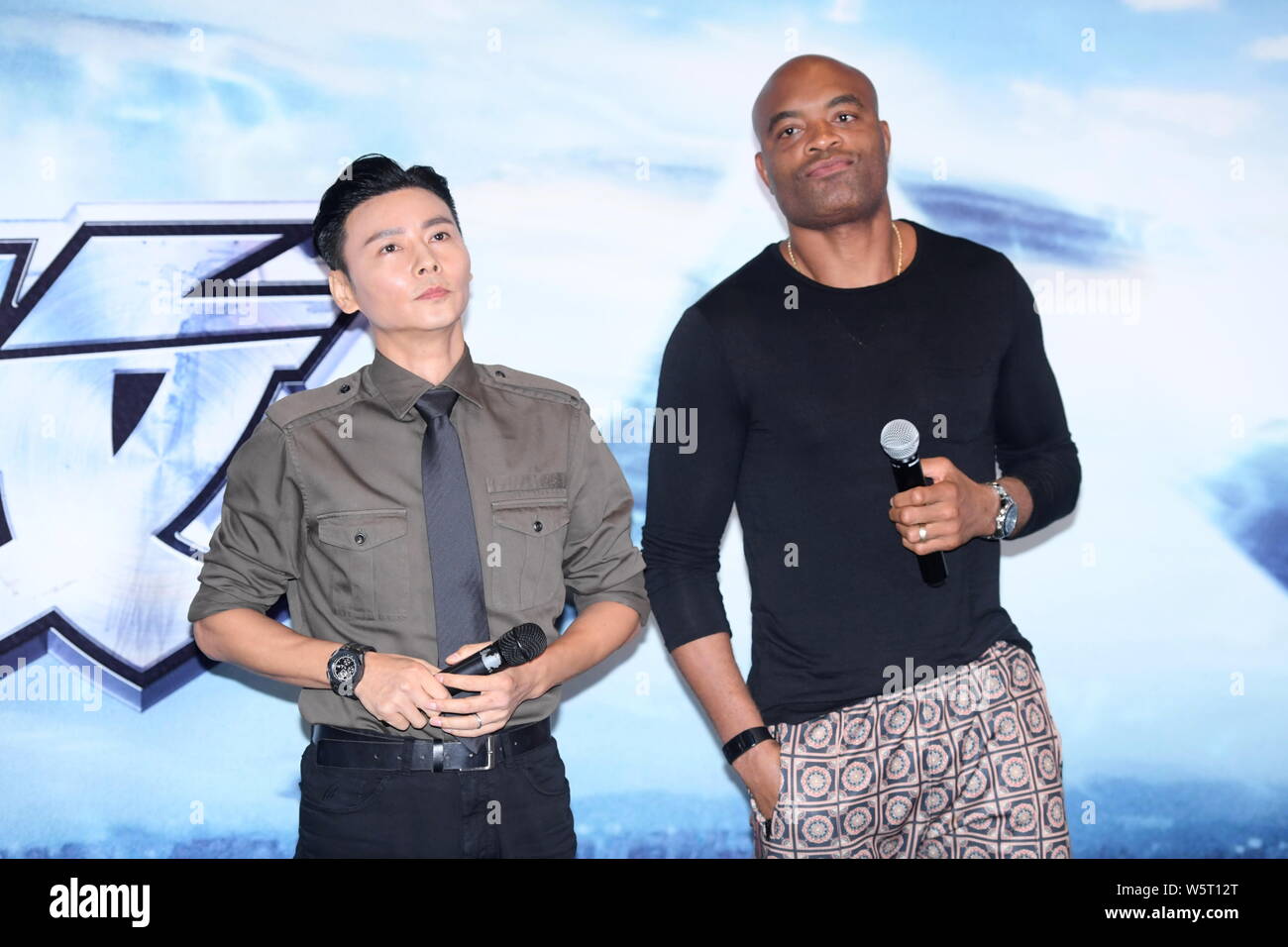 Der ehemalige UFC Champion im Mittelgewicht Anderson Silva, rechts, und der chinesische Schauspieler Zhang Jin besuchen eine Pressekonferenz für neuen Film "Die Unbesiegbaren Dragon' in Stockfoto