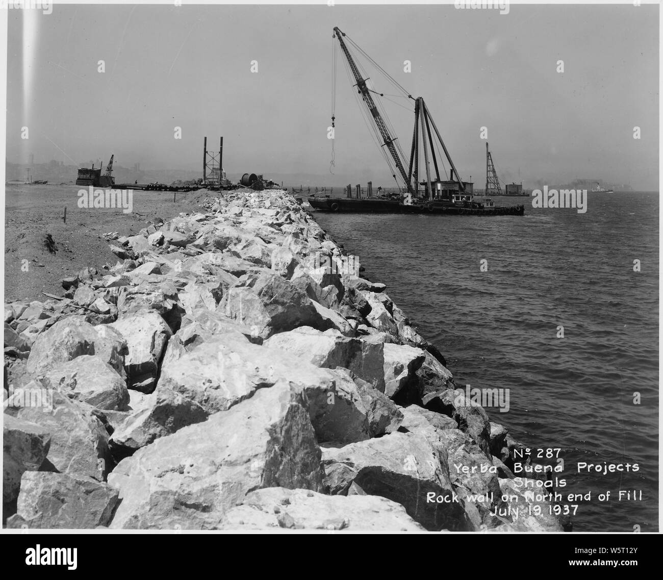 Nr. 287 Yerba Buena Untiefen Projekte Felswand am nördlichen Ende des Füllen Juli 19, 1937; Umfang und Inhalt: Blick von Yerba Buena Untiefen Felswand Blick nach Westen über die Bucht von San Francisco. Die Insel Alcatraz im Hintergrund auf der rechten Seite. Stockfoto