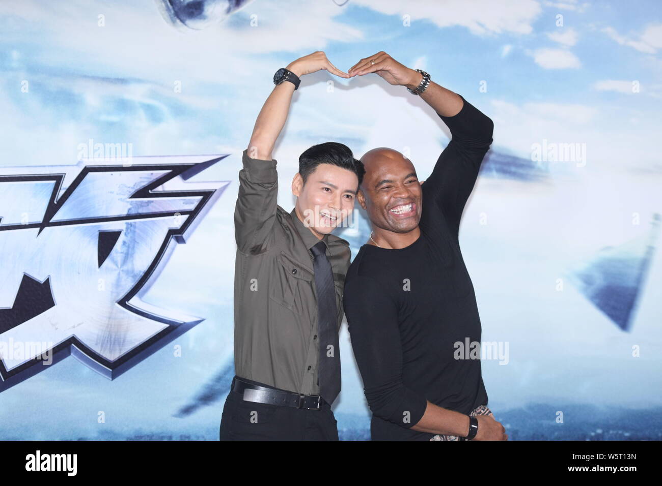 Der ehemalige UFC Champion im Mittelgewicht Anderson Silva, rechts, und der chinesische Schauspieler Zhang Jin besuchen eine Pressekonferenz für neuen Film "Die Unbesiegbaren Dragon' in Stockfoto