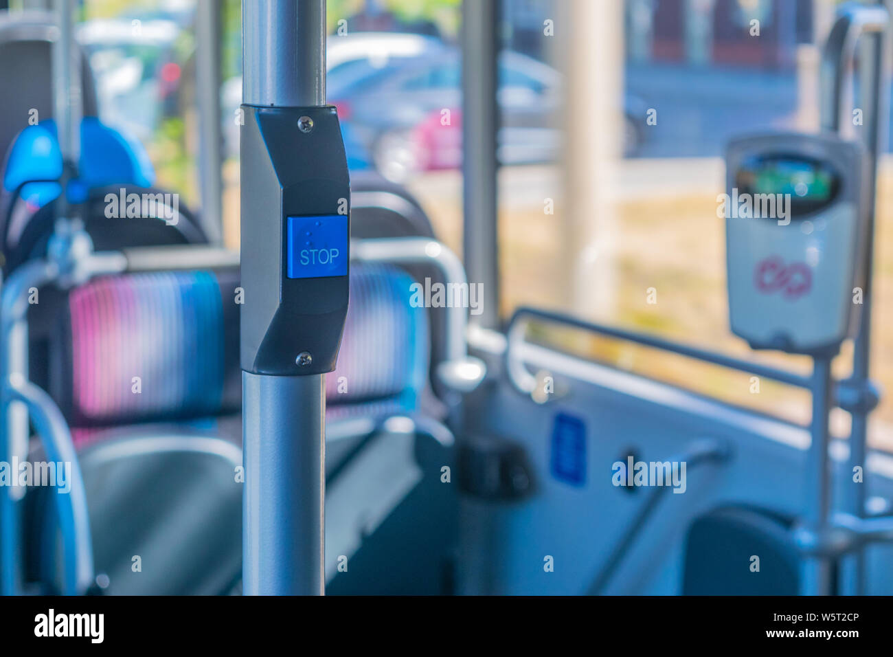 Blaue Taste Stop auf einem niederländischen Bus Stockfoto
