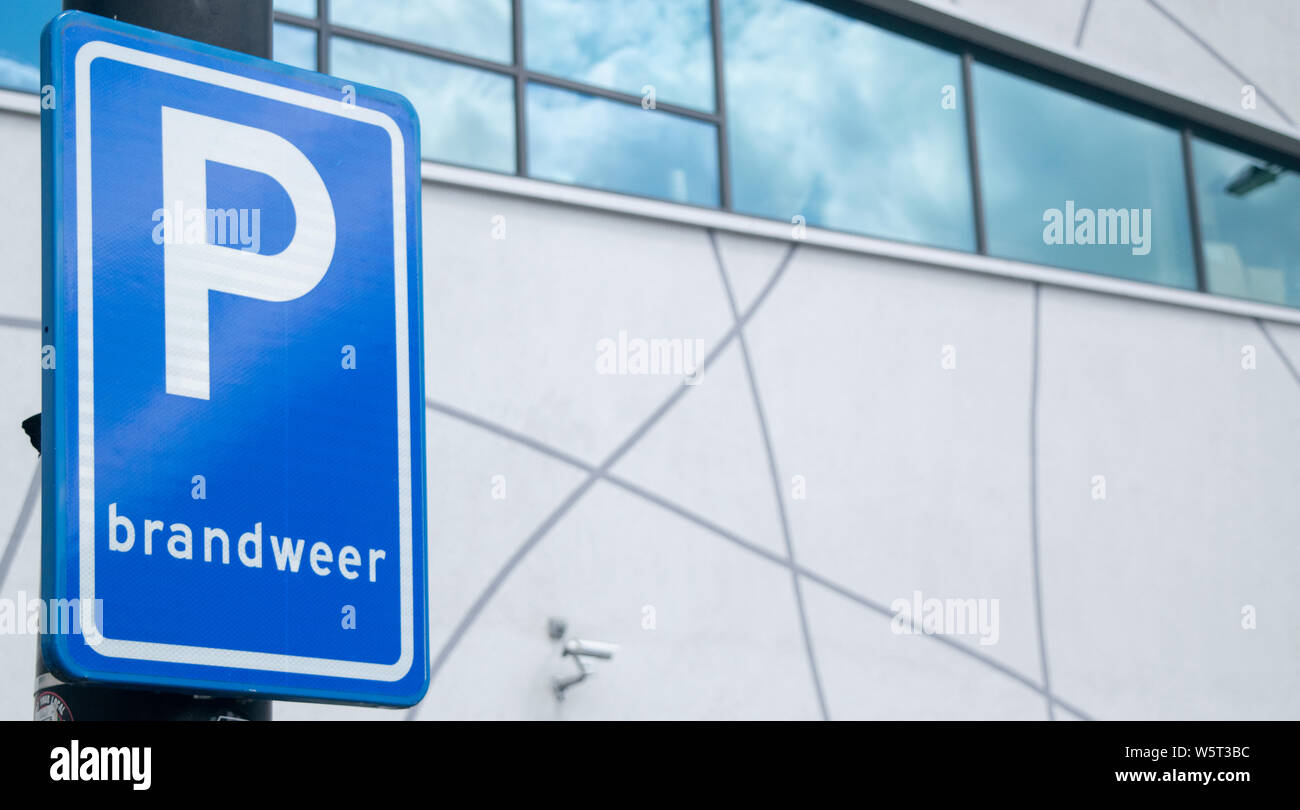 Holländische Straße: Parken nur für die Feuerwehr Stockfoto