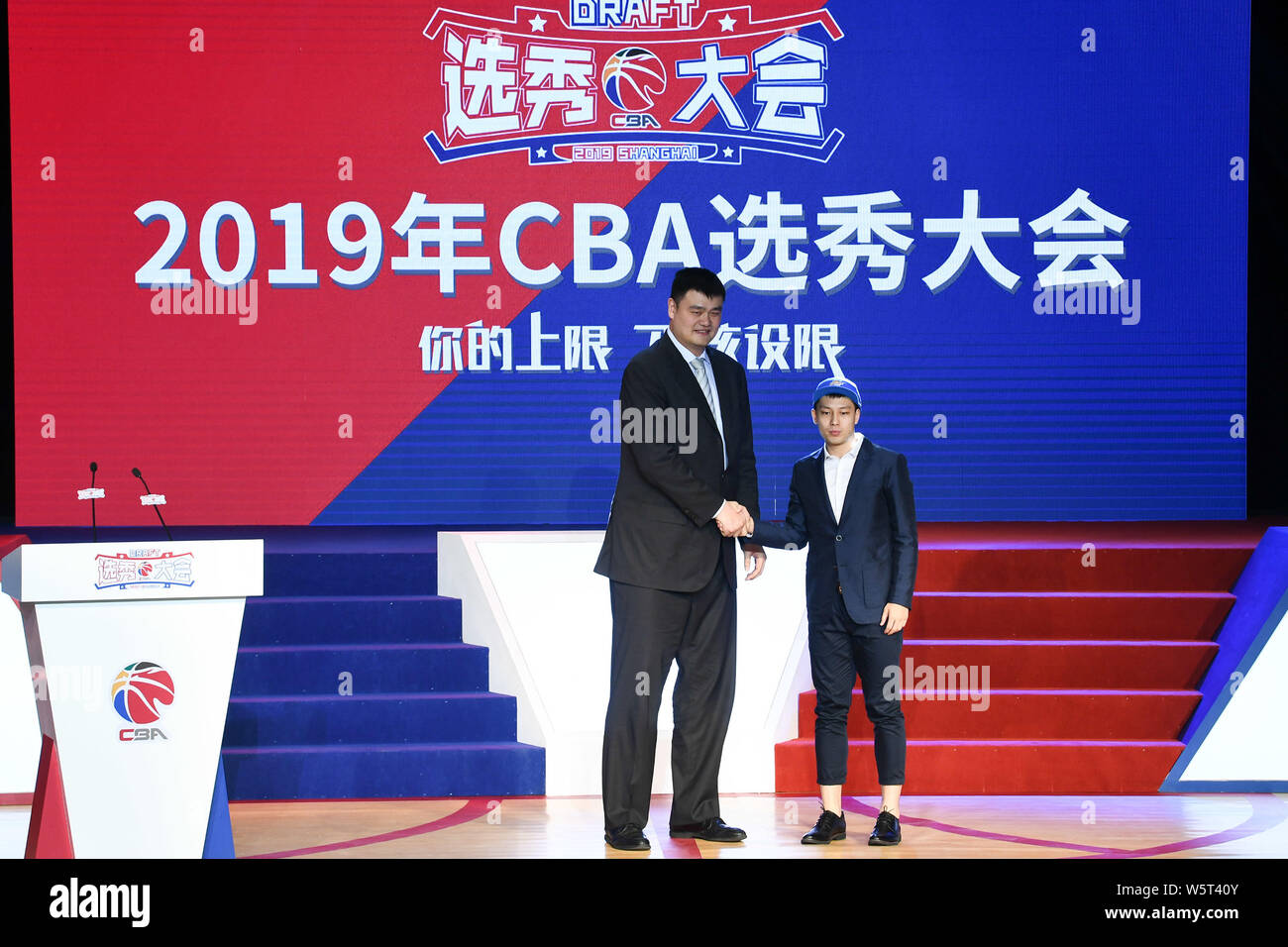 Pensionierte chinesischen Basketballstar Yao Ming, Links, Vorsitzende der Chinesischen Basketball Association, und der dritte Platz Yuan Tangwen der CBA-Entwurf 2019 in Shanghai, China, 29. Juli 2019 sorgen. Stockfoto