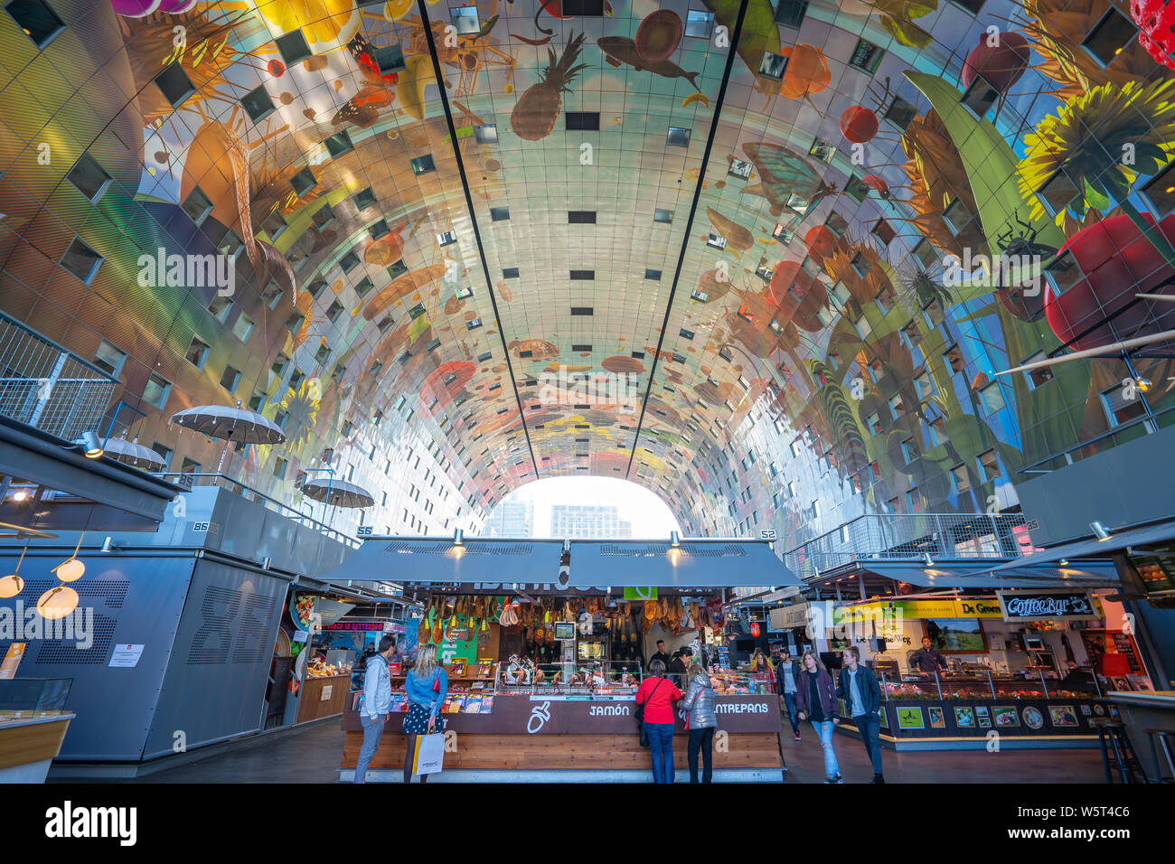 Rotterdam, Niederlande - 13. Mai 2019: Die Markthal ist ein Wohn- und Geschäftshaus mit einer Halle unter, in Rotterdam, Netherla entfernt Stockfoto