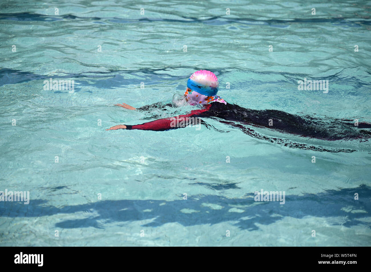 Eine Chinesische beachgoer trägt einen facekini gegen sengende Sonne wird dargestellt, an einem Beach Resort in Ji'Nan, der ostchinesischen Provinz Shandong, 4. Juni 2019 Stockfoto