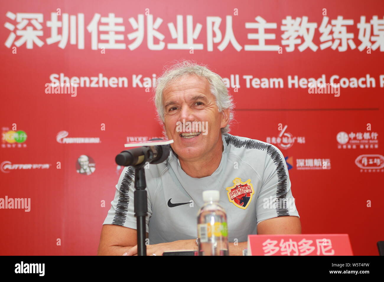 Italienischen Fußball Manager Roberto Donadoni, der neu ernannte Haupttrainer des chinesischen Shenzhen F.C., besucht eine Pressekonferenz während der 2019 chinesischen Fußballverband Super League (CSL) in Shenzhen City, South China Guangdong Provinz, 30. Juli 2019. Ehemalige italienische Nationalmannschaft Trainer Roberto Donadoni ist ernannt worden als Cheftrainer der Shenzhen Kaisa, die Chinesische Super League Club kündigte am Dienstag (30. Juli 2019). Stockfoto