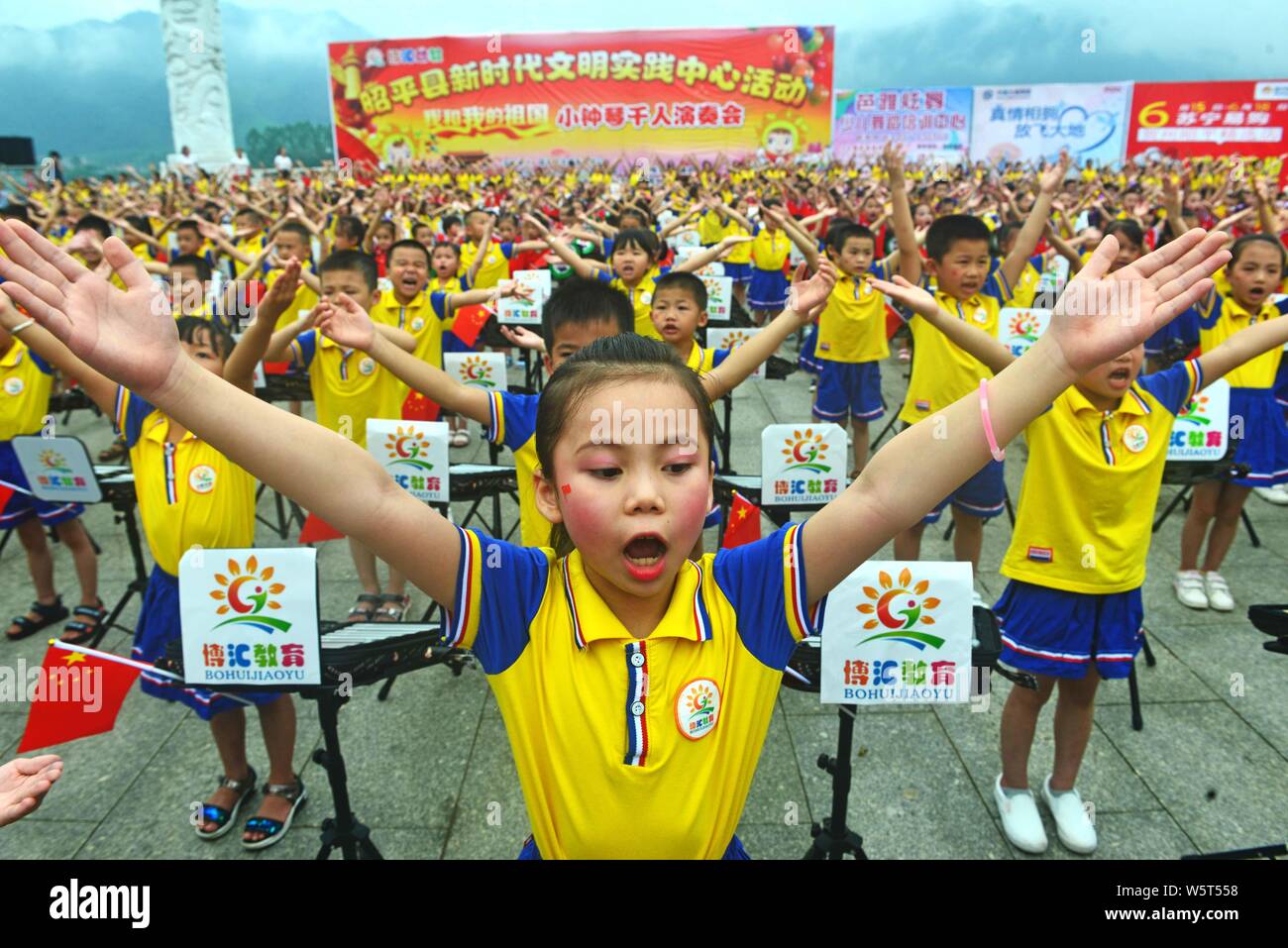 Chinesische Kinder aus einem Kindergarten spielen das Glockenspiel 70. Jahrestag der Gründung der Volksrepublik China in Zhaoping Grafschaft zu feiern, Hezhou City, South China Stockfoto