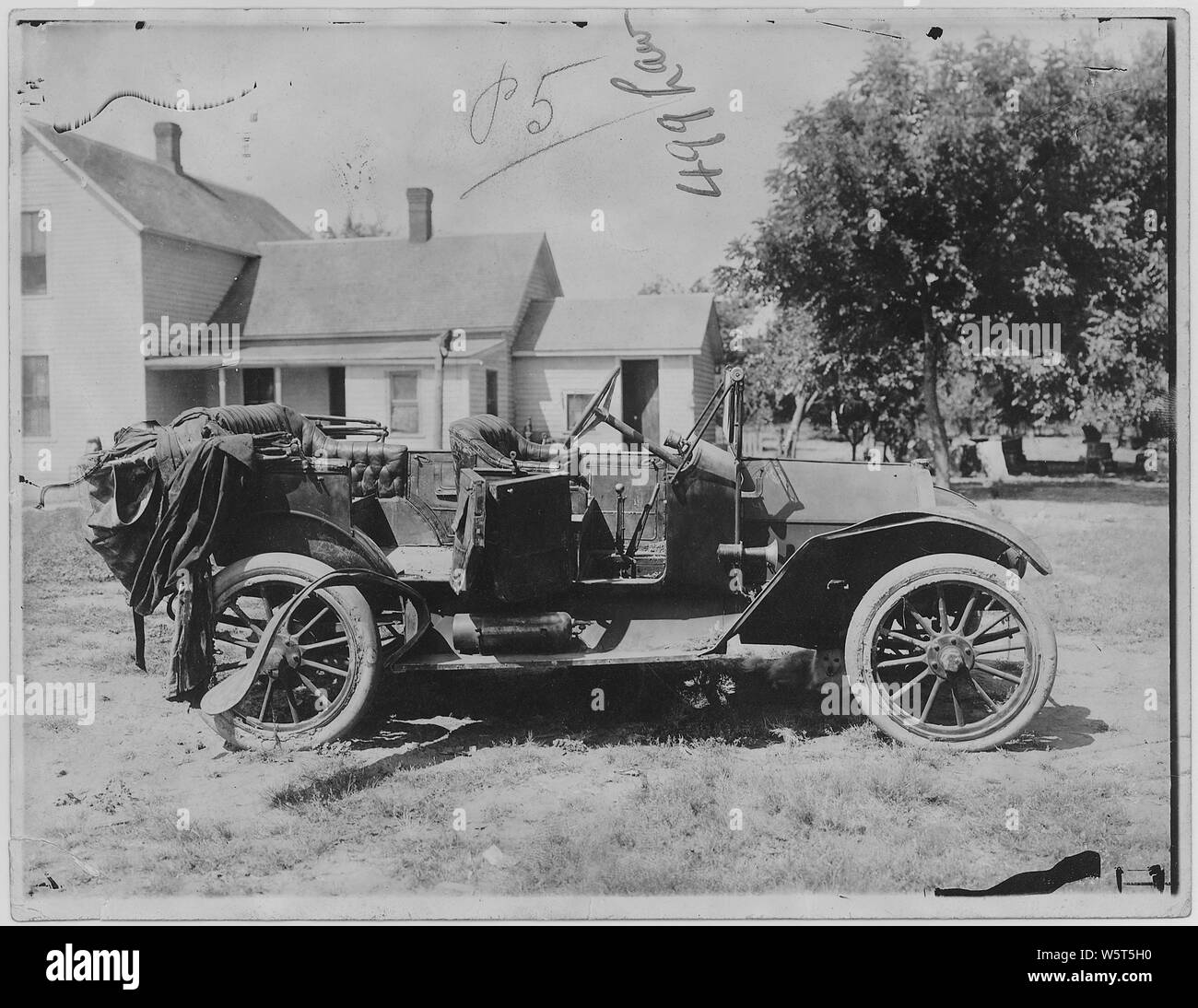 Offenen Wagen im Hof des Hauses geparkt. Omaha; Umfang und Inhalt: Gute Seite Ansicht mit geöffneten Türen. Stockfoto