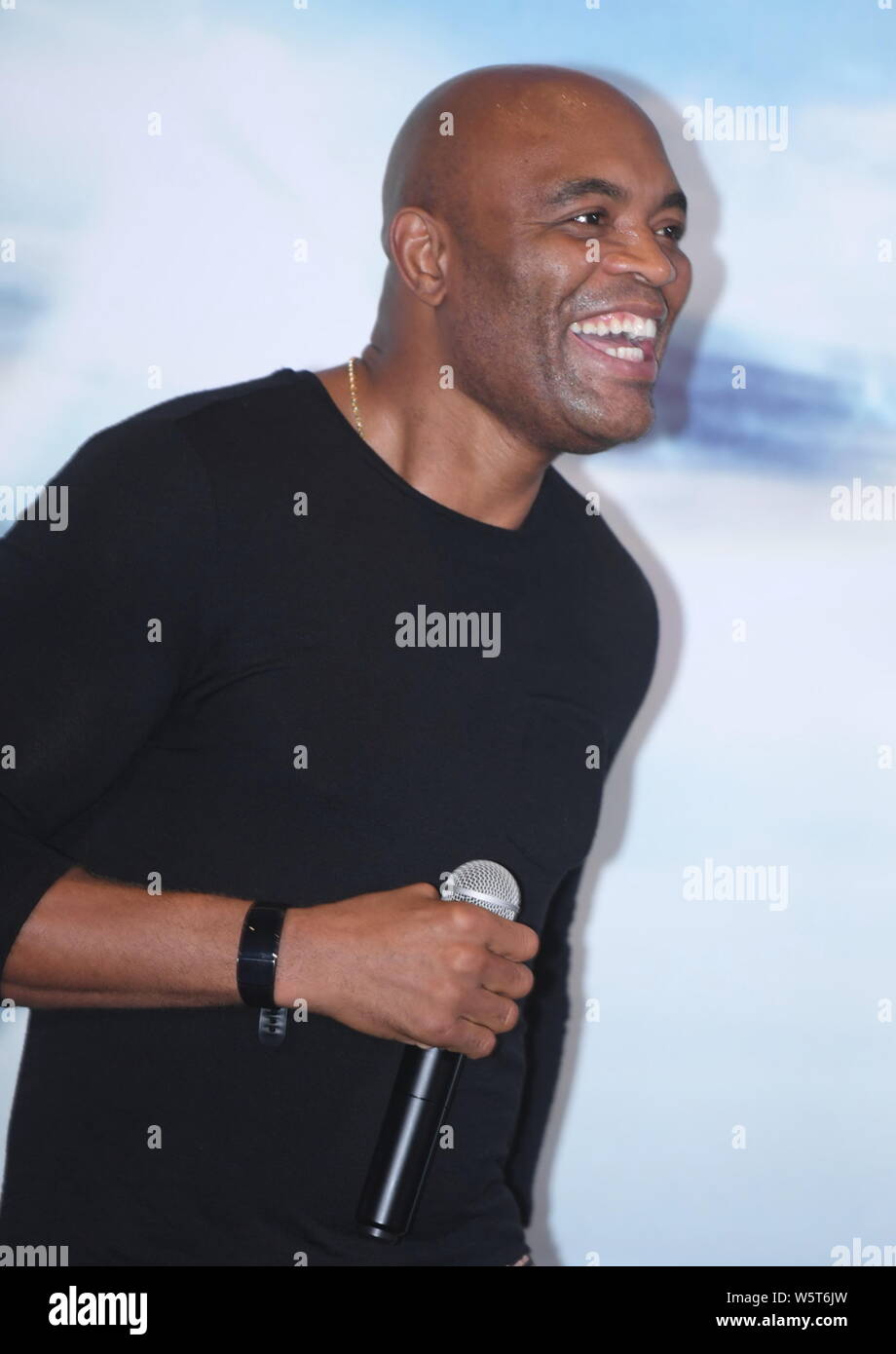 Der ehemalige UFC Champion im Mittelgewicht Anderson Silva besucht eine Pressekonferenz für neuen Film "Die Unbesiegbaren Dragon' in Shanghai, China, 20. Juni 2019. Stockfoto