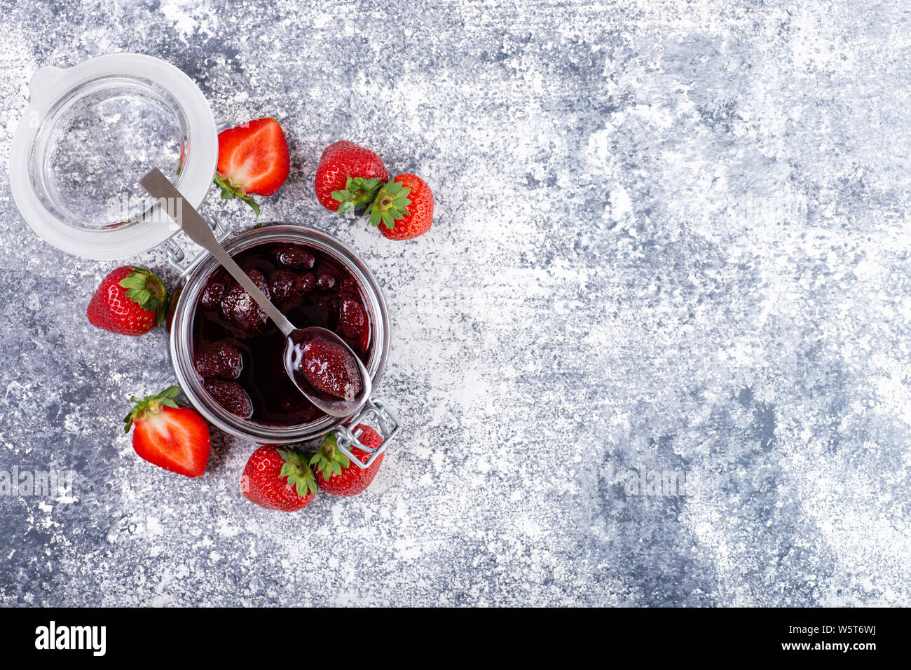 Erdbeermarmelade auf Tisch Stockfoto