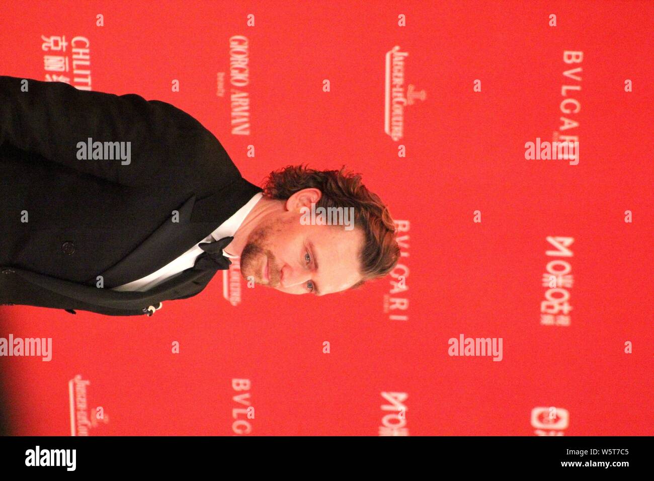 Englische Schauspieler und Filmemacher Tom Hiddleston, Mitte, kommt auf den roten Teppich für die Abschlussfeier der 22. Shanghai International Film Fes Stockfoto