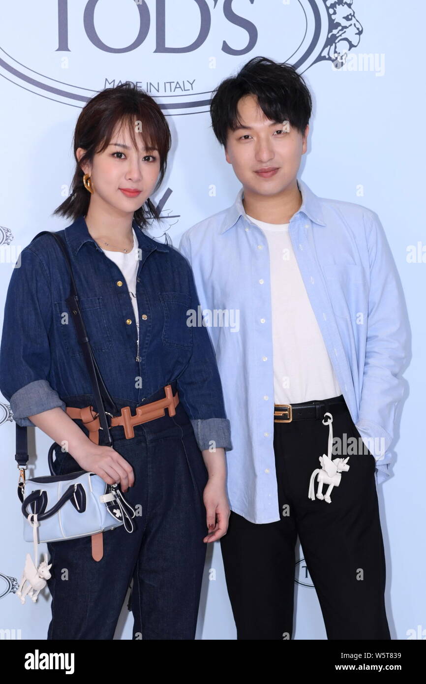 Chinesische Schauspielerin Yang Zi, auch bekannt als Andy Yang, Links, und Tao Liang, besser bekannt als Herr Beutel, zur Teilnahme an einer Werbeveranstaltung für Tod's in Peking, Kinn Stockfoto